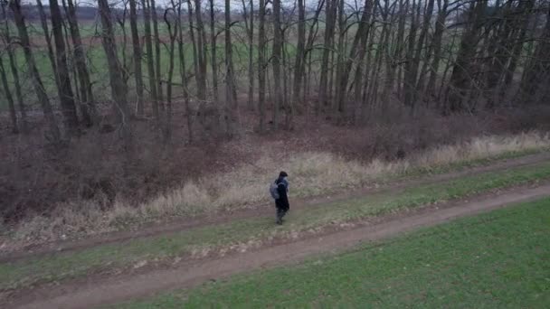 Hombre Con Abrigo Negro Sombrero Caminando Con Una Mochila Largo — Vídeos de Stock