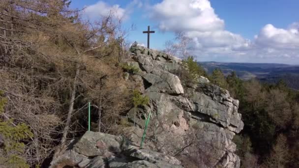 Dřevěný Kříž Skalnatém Vrcholu Tyčícím Nad Panoramatem Jarní Krajiny Lesy — Stock video