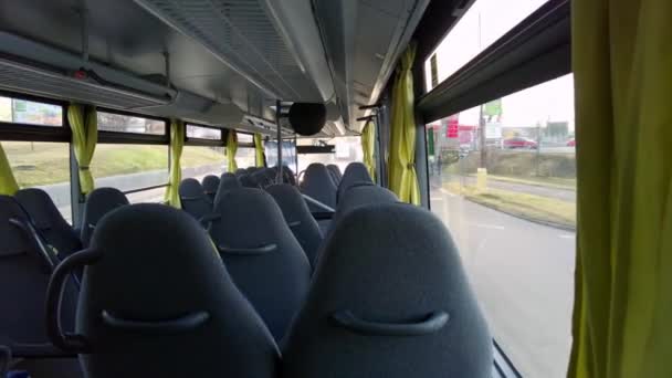 Conducir Autobús Transporte Público Vacío Ciudad Una Soleada Mañana Primavera — Vídeo de stock