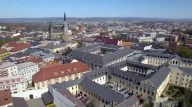 Çek Cumhuriyeti 'nin Olomouc şehrinin manzarası. Palacky Üniversitesi 'nin hava manzarası. Moravya 'daki Olomouc şehrinin kışın karla kaplı havası, Çek Cumhuriyeti' nin St. Wenceslas Katedrali manzarası