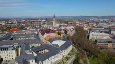 Çek Cumhuriyeti 'nde sonbaharın açık bir gününde çatıları ve kilise kulesiyle Avrupa' nın Olomouc şehrinde insansız hava aracı