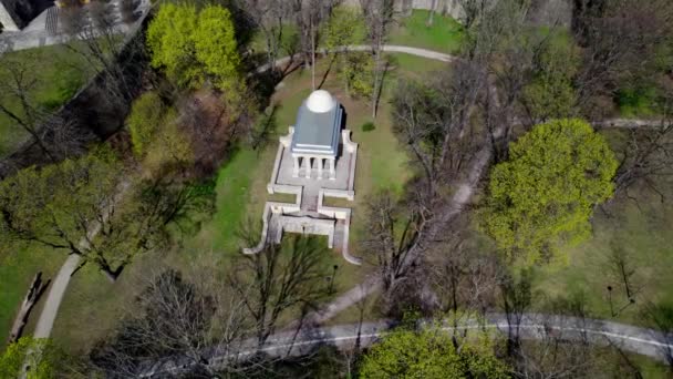 Memorial Mausoleum Vit Sten Den Soliga Vårparken Staden Olomouc Människor — Stockvideo