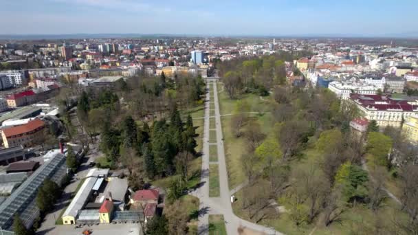 Wandelen Rusten Het Park Midden Stad Olomouc Een Zonnige Lentedag — Stockvideo