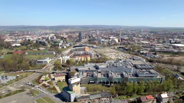 Panorama Miasta Ołomuńca Przejeżdżającymi Samochodami Komunikacją Miejską Wokół Domu Towarowego — Wideo stockowe