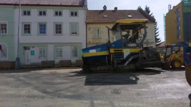 Güneşli bir baharda şehirde yeni bir yol yapımında ağır ekipmanlar çalışıyor.