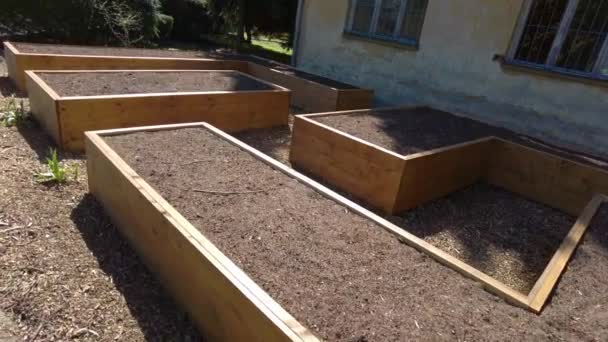 토양으로 뒷마당 정원의 각도를 수있다 — 비디오
