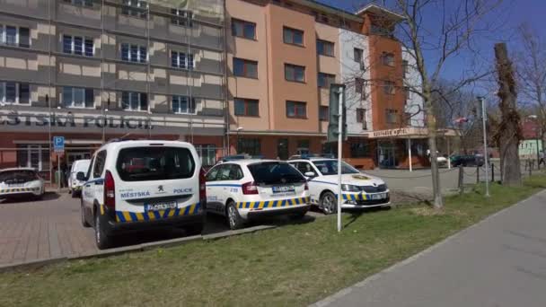 捷克共和国Olomouc市的警察局 有停放的警车和警察 — 图库视频影像