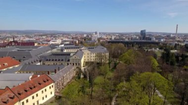 Olomouc şehrinin hava aracı görüntüsü, Palacky Üniversitesi, Olomouc. Binaların gri çatıları Palack Üniversitesi 'ne ait.