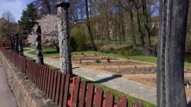 Güneşli bir sonbahar akşamında şehir parkı manzarası. Yolları, ağaçları ve yeşil otları olan bir park. Bahçe düzenleme. Yürüme ve dışarıda dinlenme yeri