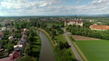Olomouc 'taki Kltern Hradisko Askeri Hastanesi Morava Nehri kıyısında tarihi evler ve mimari yapılara sahip bir yerleşim alanı.