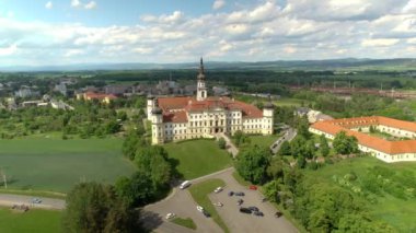 Olomouc Askeri Hastanesi 'nin havadan görünüşü yemyeşil alanlarla çevrilidir. Gözlere zevk veren çok güzel bir sahne.