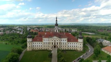 Olomouc 'taki Kltern Hradisko Askeri Hastanesi, kapıya giden yol, bulutlar ve mavi gökyüzüyle ufukta. Hava görüntüsü. Çek Cumhuriyeti