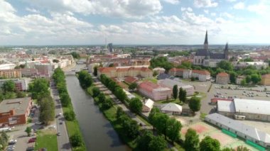 Olomouc şehrinin tarihi binaları ve güneşli bir günde akan bir nehri olan panoraması Çek Cumhuriyeti 'nde gezginler ve ziyaretçiler için cazip bir cazibe merkezi.