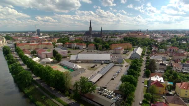 Aerial Drone Flyover Olomouc Krajobraz Miasta Rzeką Wieżą Słoneczny Dzień — Wideo stockowe