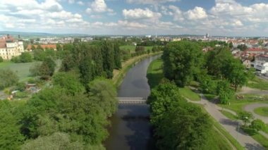 Güzel bir iyimser günde, Olomouc şehrinin yakınlarından geçen çimen ve ağaçlarla dolu bir nehir üzerinde uçmak.