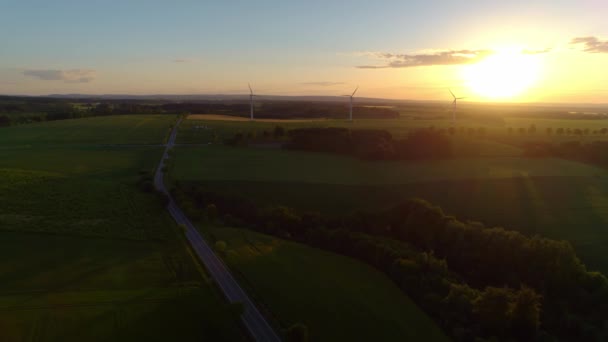 Windturbines Die Hun Propellers Draaien Aan Horizon Van Ondergaande Zon — Stockvideo