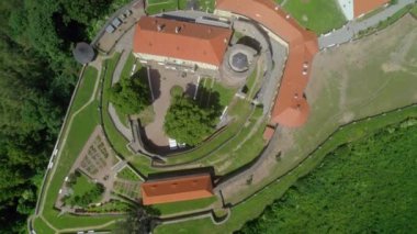Çek Cumhuriyeti 'ndeki Svojanov şatosu güneşli bir günde madene insansız hava aracı gözüyle bakıyor