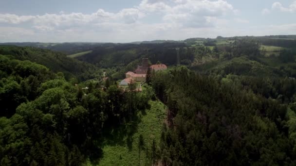 Burg Svojanov Auf Einem Hohen Hügel Umgeben Von Dichten Grünen — Stockvideo