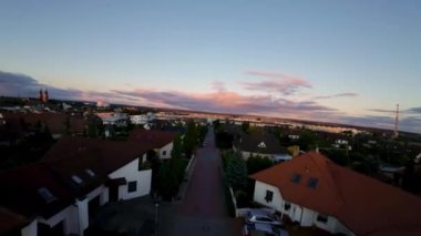 İHA 'dan çekilen bir görüntü, banliyödeki evleri birbirine yaklaştırıyor. Tuğla evler, kalabalık evler, benzer evler, inşaat. Svitavy, Çek.