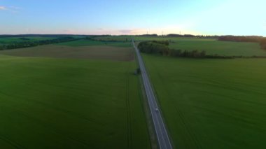 Vendoli denilen bir yerin panoramik manzarasında bir araba güzel bir yolda ilerliyor ve yolun her iki tarafında da geniş yeşil çimenler var. Sonuç olarak, bu video harika bir görüntü.