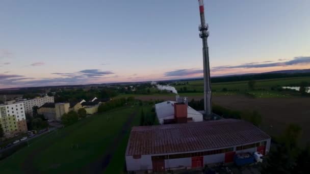 Chaminé Uma Planta Aquecimento Fumando Fumaça Branca Aquecer Água Para — Vídeo de Stock