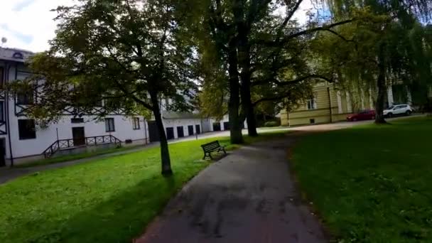 Löpning Skott Ett Bostadsområde Där Lägenheter Ses Ett Vackert Campus — Stockvideo