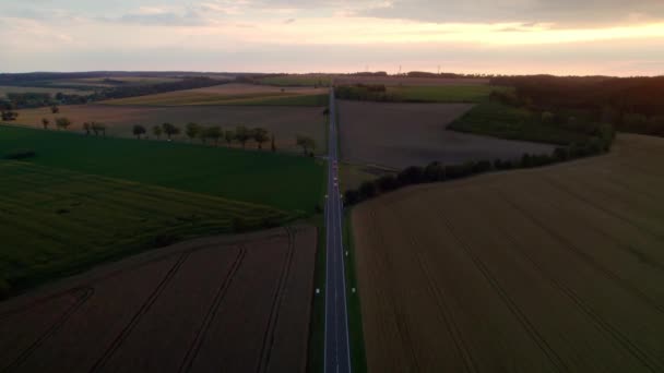 Dlouhá Rovná Silnice Projíždějícími Auty Vedoucí Kopce Zlatému Obzoru Kde — Stock video