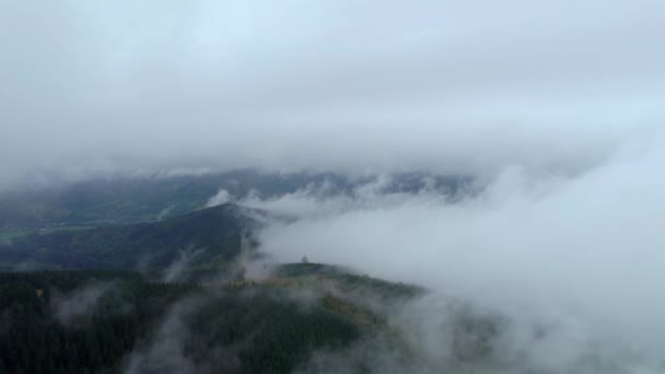 Nevoeiro Sonho Dramático Nuvens Uma Manhã Fria Nas Montanhas Dia — Vídeo de Stock