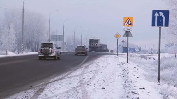 Zimą Ruch Samochodów Drodze Błękitne Niebo Brudny Śnieg Samochody Włączonymi — Wideo stockowe