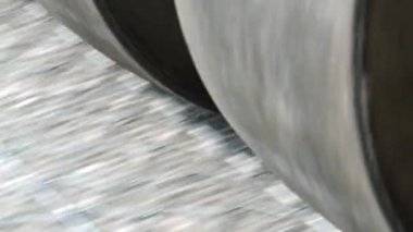 Yol silindiri güçlendirilmiş bir ağ üzerinde yüzeyi düzleştirir.