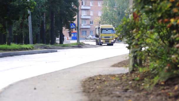 Yellow Truck Driving City Road Man Distance Green Shit — Wideo stockowe