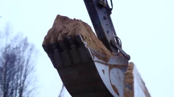 Cubo Excavadora Nivela Tierra Negra Hay Humo Gris Del Trabajo — Vídeos de Stock