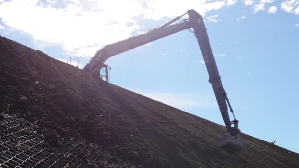 Der Bagger Nivelliert Die Böschungen Der Straße — Stockvideo