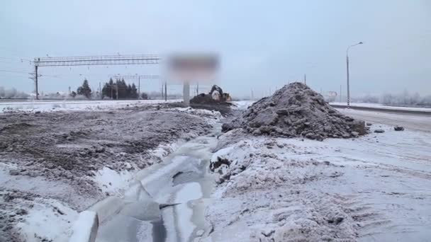 Zima Koparka Pracuje Oddali Dużo Śniegu Szary Dzień — Wideo stockowe
