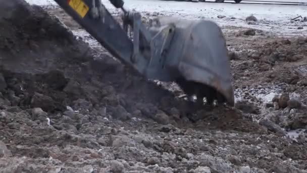 Die Baggerschaufel Nivelliert Die Schwarze Erde Gibt Grauen Rauch Von — Stockvideo