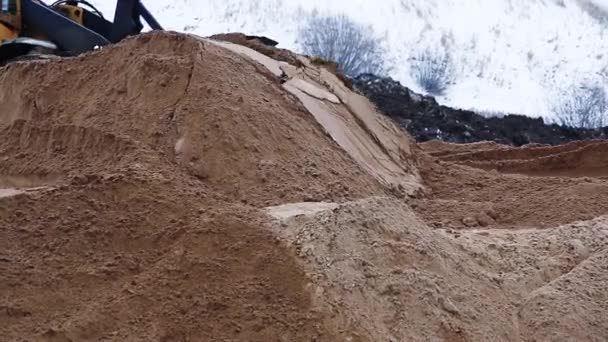 Gelber Bagger Glättet Gelben Sandhügel Winter Draußen — Stockvideo