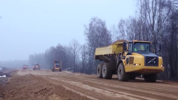 Κίτρινο Φορτηγό Οδήγηση Αμμώδη Δρόμο Οδικών Μηχανημάτων Απόσταση — Αρχείο Βίντεο