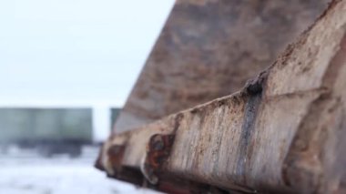 Kamyonun gövdesi, duman var, tren vagonuna odaklanmış durumda.