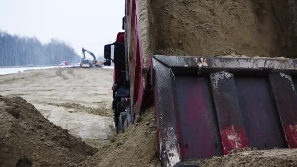 Winter Straßenreparatur Roter Lkw Wirft Sand — Stockvideo