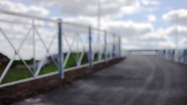 Нова Дорога Новий Паркан Блакитне Небо Білі Хмари — стокове відео