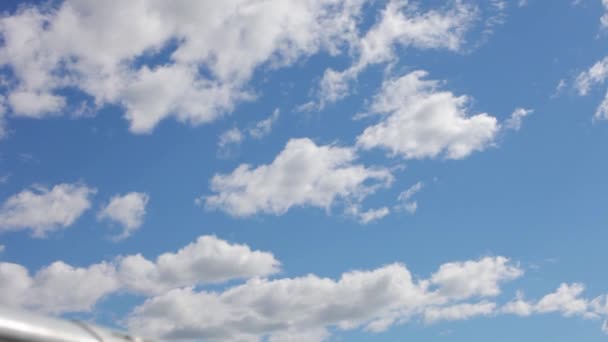 Klarer Blauer Himmel Mit Wolken Übergang Zum Zaun Der Straßenbahn — Stockvideo