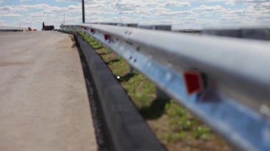 Bariyer metal çit boyunca odak geçişi, uzak mesafeden yol onarılıyor