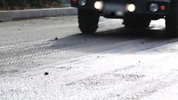 Een Auto Rijdt Langs Een Zwarte Asfaltweg Zwarte Wielen — Stockvideo