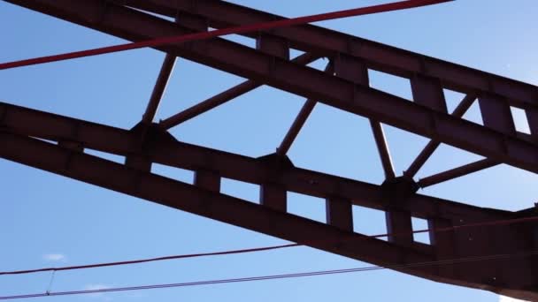 Estructura Hierro Puente Cables Hierro Cielo Azul Nubes Solla Estructura — Vídeo de stock