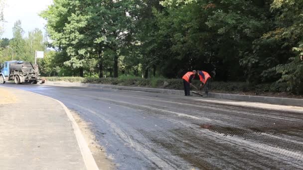 Dos Trabajadores Chaquetas Color Naranja Están Trabajando Reparación Carretera Carretera — Vídeos de Stock