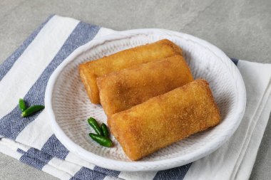 Risoles Rogout, Endonezya 'nın geleneksel lezzetli atıştırmalıkları. Tavuk pirzolası ve sebze karışımı, ekmek kırıntısı ve bol yağda kızartılmış. Kırmızı biberli beyaz tabakta servis edilir..