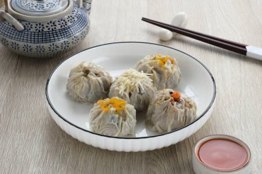 Baharatlı sosla servis edilen çeşitli malzemelerle Dimsum. Seçici odak resmi, kapat.