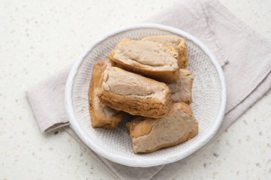 Tahu Bakso tofu ve biftekten yapılan geleneksel bir aperatiftir. Ramadhan 'da atıştırmak için uygun. Beyaz tabakta servis edilmiş. Seçici odak resmi.