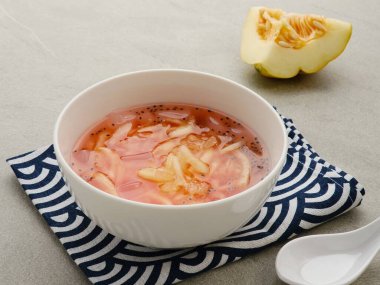 Es Blewah ya da içinde kavun dilimleri var şurup, fesleğen tohumu ve buzla birlikte. Ramazan kahvaltısı için iyi bir içecek. Seçici odak, tahta arkaplan.