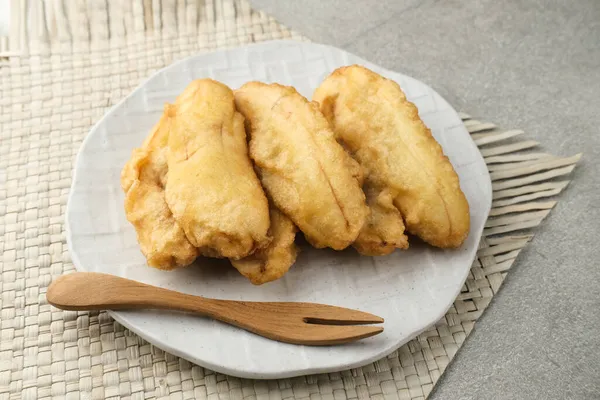 皮桑肉或香蕉松饼 油炸香蕉松饼和面糊 在白盘上 灰色背景下食用 选择性聚焦图像 靠近点 — 图库照片